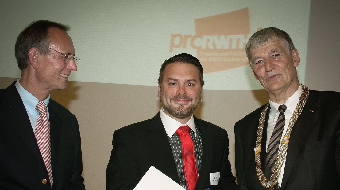 RWTH Rector Ernst Schmachtenberg (right) and Chair of proRWTH Dr. Gunther Voswinckel (left) award Dr. Dirk Schröder with the Borchers Plaque