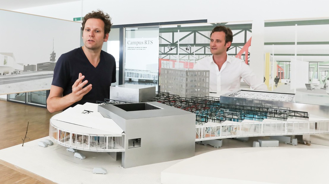 Kersten Geers (left) and David Van Severen explaining their model. © Alain Herzog / EPFL 2015