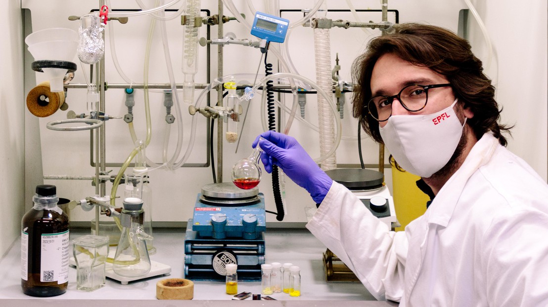 Marko Stojanovic in the Laboratory of Photonics and Interfaces holding a solution of MS5. © Jean-David Décoppet and Alejandra Hauser. Marko Stojanovic in the Laboratory of Photonics and Interfaces holding a solution of MS5. © Jean-David Décoppet and Alejandra Hauser.