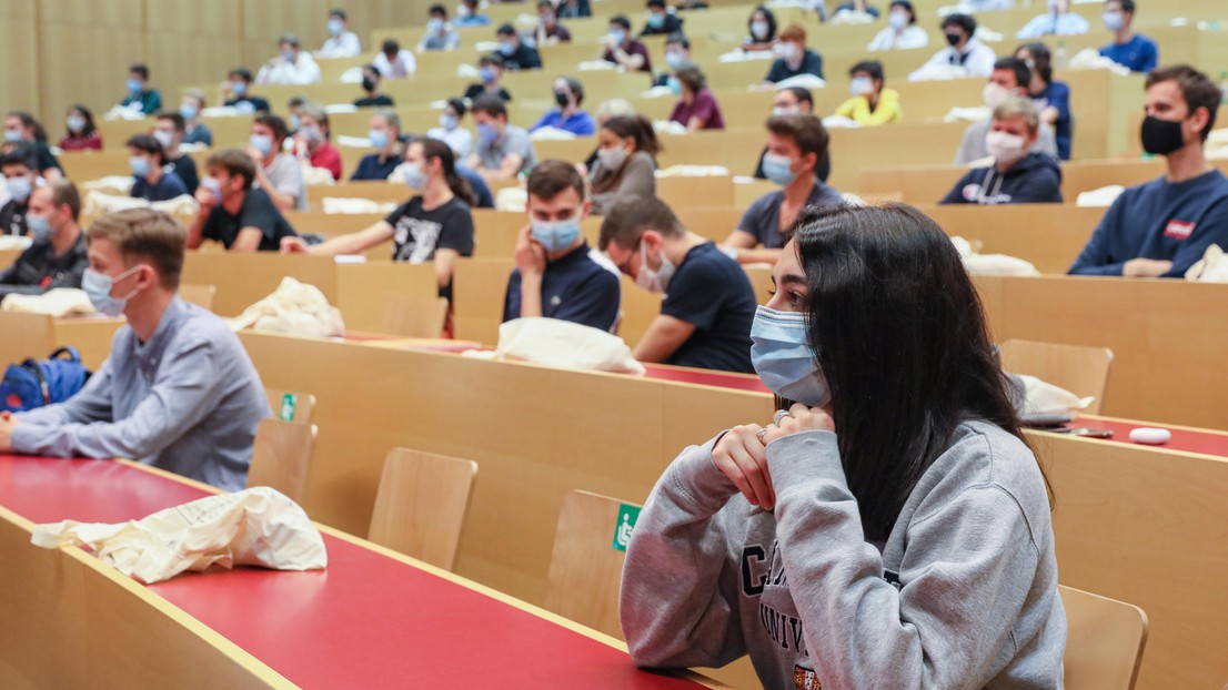 There is a strong link between the emotional quality of a student-teacher relationship and the student’s satisfaction with the class. © Alain Herzog 2021 EPFL There is a strong link between the emotional quality of a student-teacher relationship and the student’s satisfaction with the class. © Alain Herzog 2021 EPFL