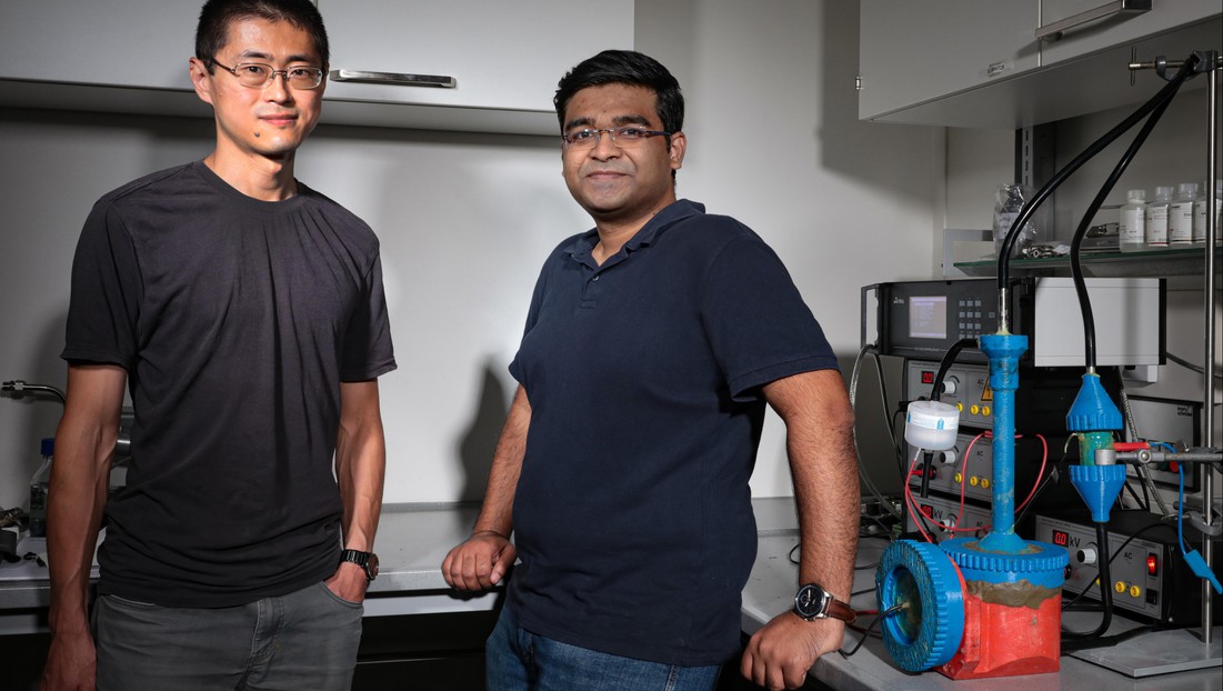 Satoshi Takahama and Nikunj Dudani and their prototype. © Alain Herzog / EPFL