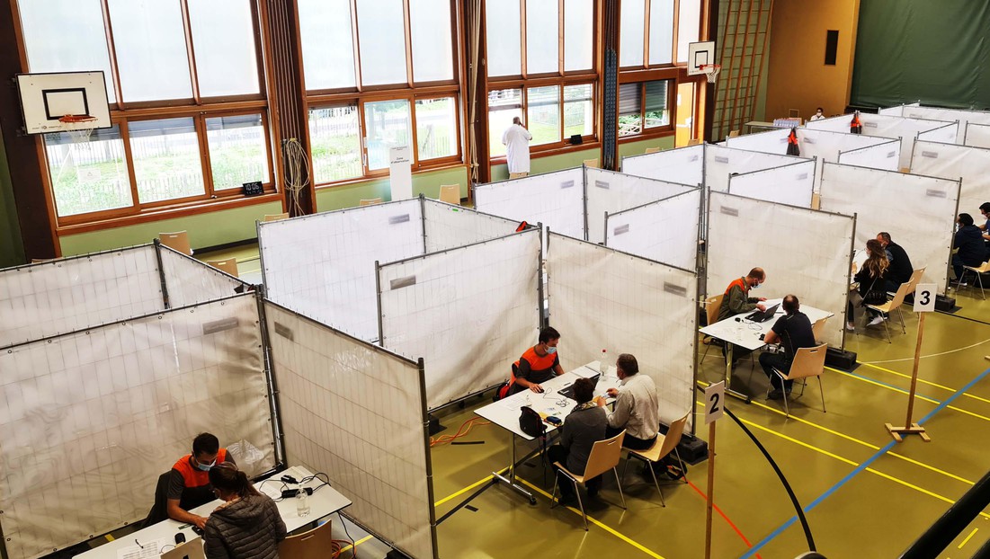 A targeted mobile vaccination center deployed in a sports hall in Préverenges. © PCI / Vaud A targeted mobile vaccination center deployed in a sports hall in Préverenges. © PCI / Vaud
