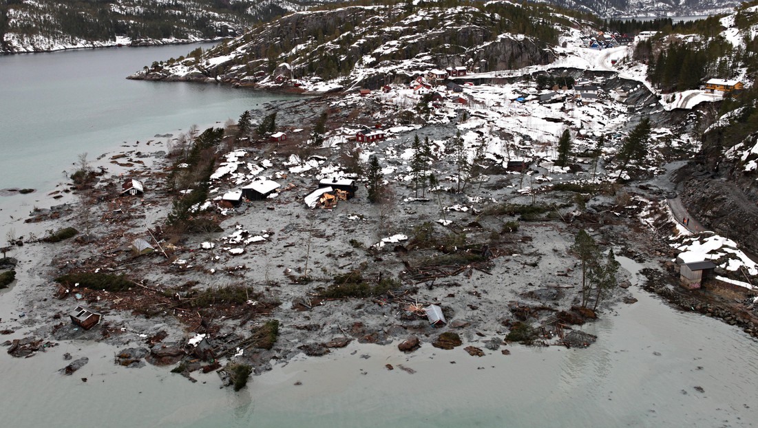 In Kattmarka, buildings and a stretch of highway were washed away by the clay sludge. © NGI