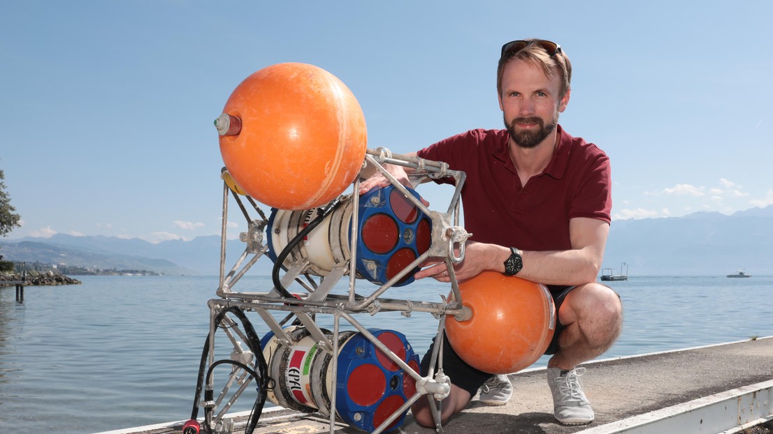 Rafael Reiss and his field equipment by Lake Geneva. 2021 EPFL/Alain Herzog - CC-BY-SA 4.0