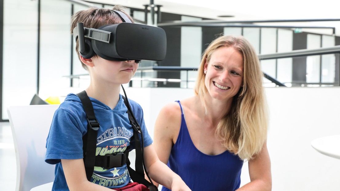 © 2021 EPFL / Alain Herzog. Jenifer Miehlbradt with a 6 year-old boy trying out virtual reality. © 2021 EPFL / Alain Herzog. Jenifer Miehlbradt with a 6 year-old boy trying out virtual reality.