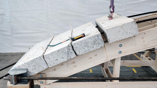 Building the footbridge. © EPFL