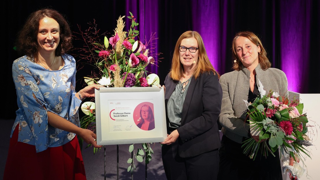 Sarah Gilbert, surrounded by Professors Aleksandra Radenovic and Luisa Lambertini, from the EPFL-WISH Foundation. ©Alain Herzog/EPFL