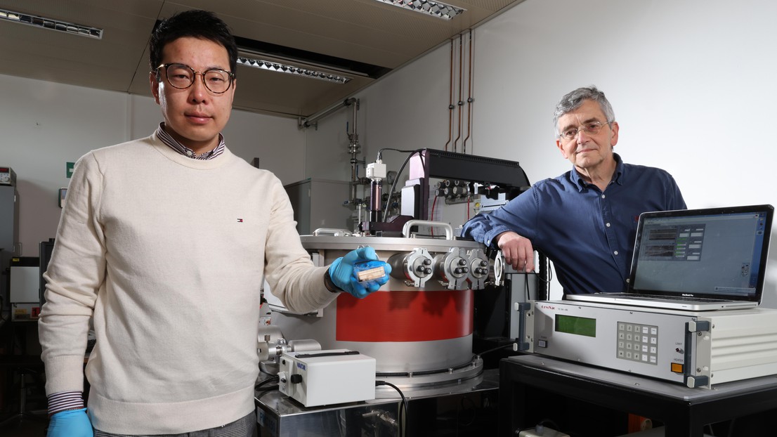 Dae-Sung Park and Dragan Damjanovic in their lab. 2022 EPFL/ Alain Herzog- CC-BY-SA 4.0 Dae-Sung Park and Dragan Damjanovic in their lab. 2022 EPFL/ Alain Herzog- CC-BY-SA 4.0