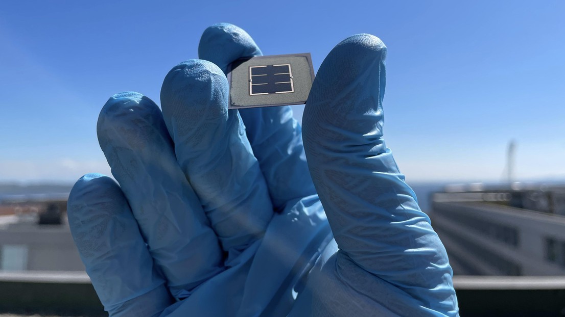 EPFL scientists in Neuchâtel have developed a tandem solar cell that can deliver a certified efficiency of 29.2%. 2022 EPFL/ Christian Wolff- CC-BY-SA 4.0 EPFL scientists in Neuchâtel have developed a tandem solar cell that can deliver a certified efficiency of 29.2%. 2022 EPFL/ Christian Wolff- CC-BY-SA 4.0