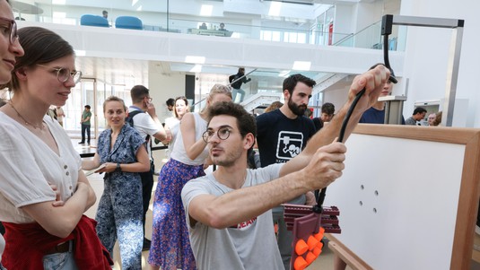 A robotic easel that moves by voice command. 2022 EPFL/ Murielle Gerberl - CC-BY-SA 4.0