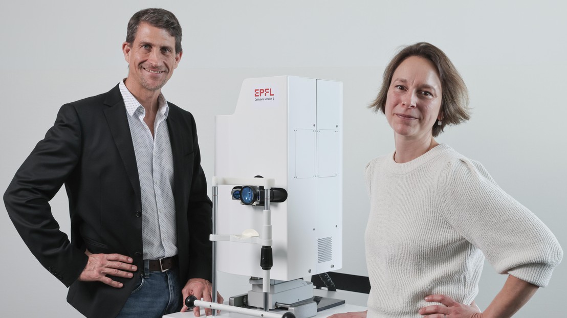 Christophe Moser and Laura Kowalczuk with the "Cellularis" prototype which allows to see the pigmentary epithelium 2022 EPFL/Alain Herzog - CC-BY-SA 4.0 Christophe Moser and Laura Kowalczuk with the "Cellularis" prototype which allows to see the pigmentary epithelium 2022 EPFL/Alain Herzog - CC-BY-SA 4.0