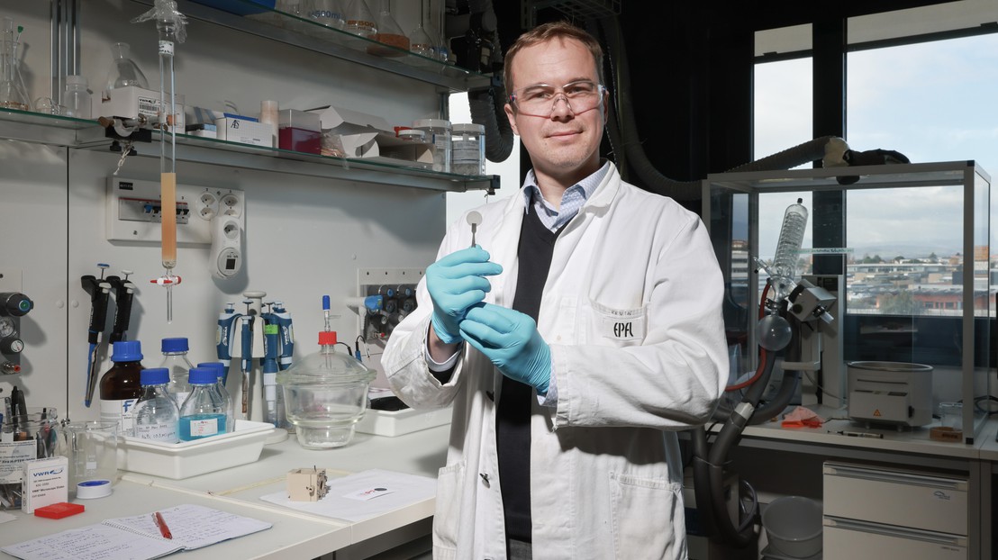 Kevin Sivula and his team invented a solar-powered artificial leaf for harvesting hydrogen fuel from humid air. 2023 EPFL/Alain Herzog - CC-BY-SA 4.0 Kevin Sivula and his team invented a solar-powered artificial leaf for harvesting hydrogen fuel from humid air. 2023 EPFL/Alain Herzog - CC-BY-SA 4.0