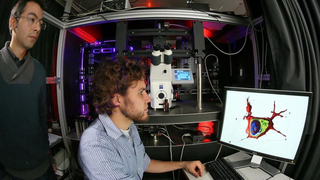 Fatih Toy (left) and Yann Cotte with their setup. © Alain Herzog / EPFL Fatih Toy (left) and Yann Cotte with their setup. © Alain Herzog / EPFL