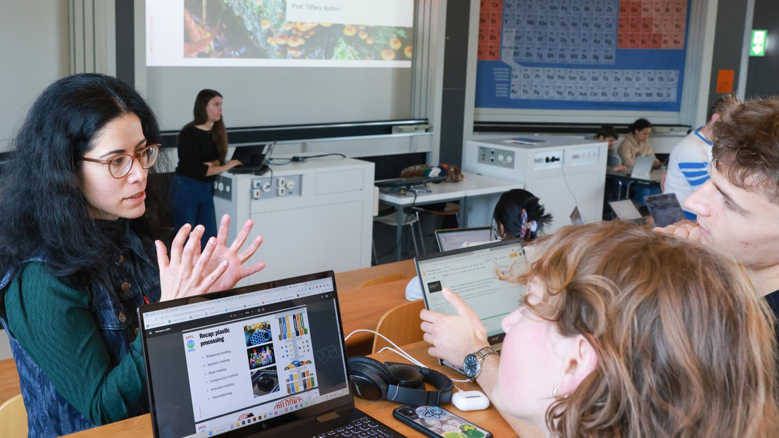 Tiffany Abitbol (on the photo) and Iléane Lefevre developed in tandem a Bachelor’s class on sustainability and materials. 2023 EPFL /Elisa Oricchio/Giovanni Ciriello (EPFL/UNIL) - CC-BY-SA 4.0 Tiffany Abitbol (on the photo) and Iléane Lefevre developed in tandem a Bachelor’s class on sustainability and materials. 2023 EPFL /Elisa Oricchio/Giovanni Ciriello (EPFL/UNIL) - CC-BY-SA 4.0