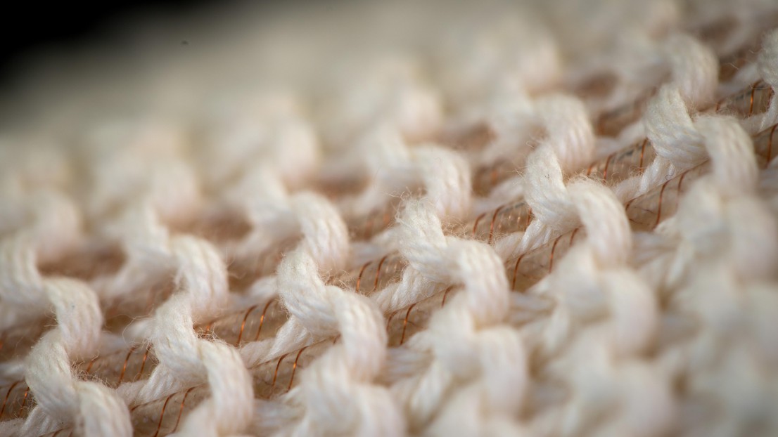 The fiber pumps knit into fabric. 2023 EPFL / LMTS- CC-BY-SA 4.0 The fiber pumps knit into fabric. 2023 EPFL / LMTS- CC-BY-SA 4.0
