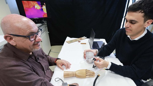 Fabrizio Fidati (left) and Jonathan Muheim.  2023 EPFL / Alain Herzog - CC-BY-SA 4.0