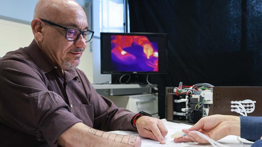 Fabrizio Fidati trying the MetaTouch device.  2023 EPFL / Alain Herzog - CC-BY-SA 4.0