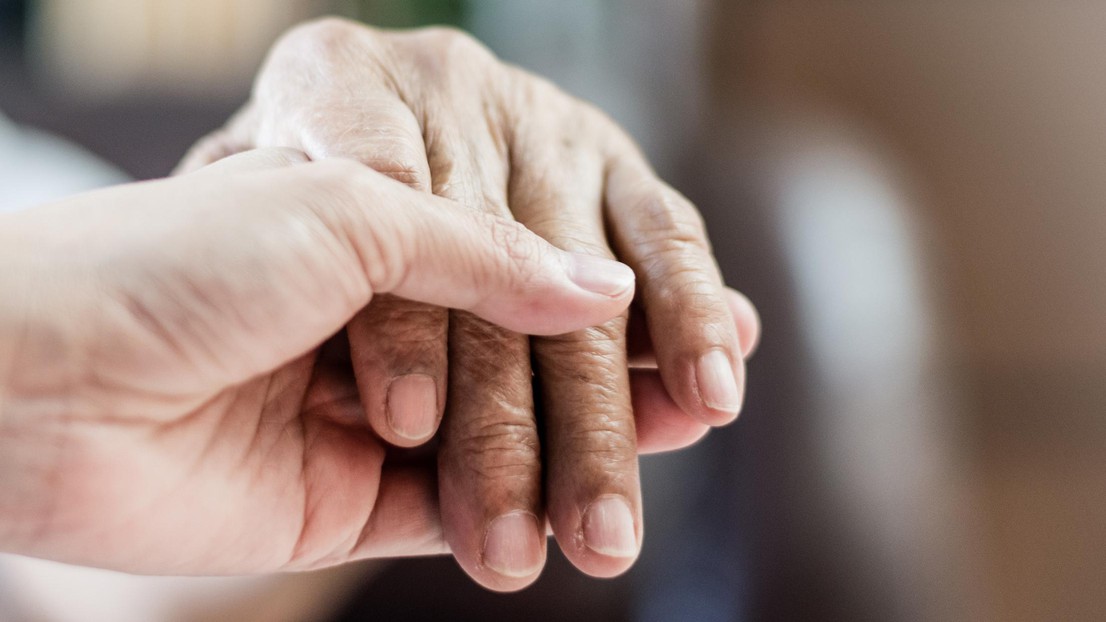 Early hallucinations in Parkinson's disease are associated with frontal cognitive decline (triangles), and preceded by specific frontal neural oscillation (theta frequency band). EPFL / iStock