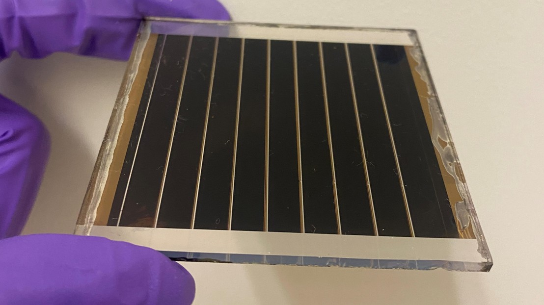 A perovskite solar module with an active area of 22.0 cm2 containing fluorinated aniliniums for interfacial passivation - 2023 EPFL/Cheng Liu, Northwestern University - CC-BY-SA 4.0 A perovskite solar module with an active area of 22.0 cm2 containing fluorinated aniliniums for interfacial passivation - 2023 EPFL/Cheng Liu, Northwestern University - CC-BY-SA 4.0