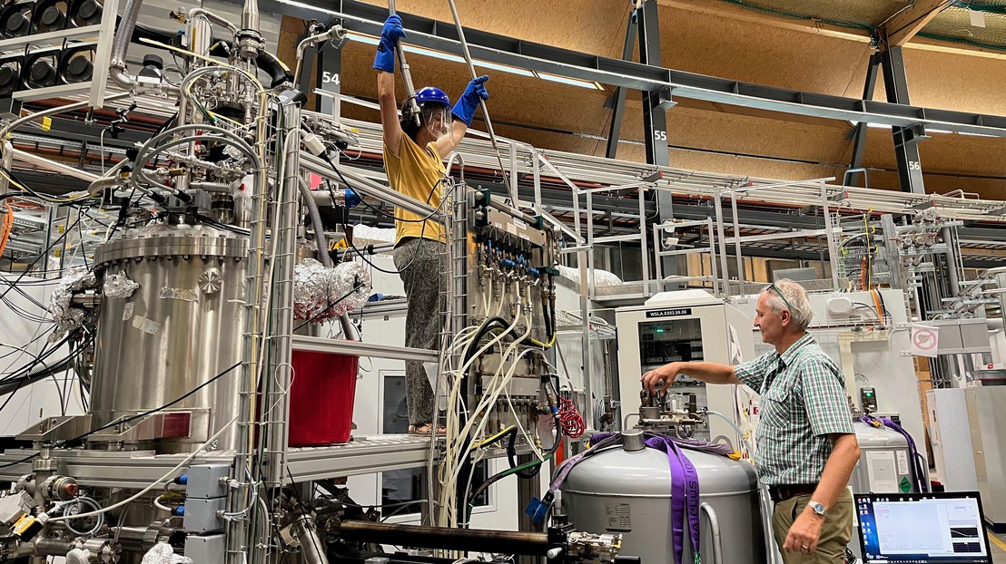 Dr Cinthia Piamonteze and Dr Juraj Krempasky working on an experiment of the study at the Paul Scherrer Institut. Credit: Dominik Kriegner (FZU)