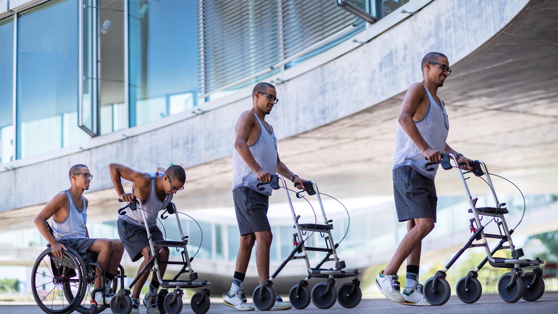 In 2018, David Mzee was able to walk thanks to precise electrical stimulation of his spinal cord via a wireless implant - 2018 EPFL / Jamani Caillet - CC-BY-SA 4.0