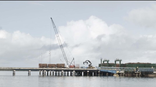 The harbor close to Vila Viçosa exports several tons of eucalyptus every day. © Denise Bertschi / 2017