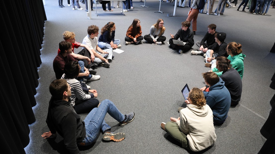 Workshop during the pilot version of the new compulsory course on sustainability. © Alain Herzog 2024 EPFL