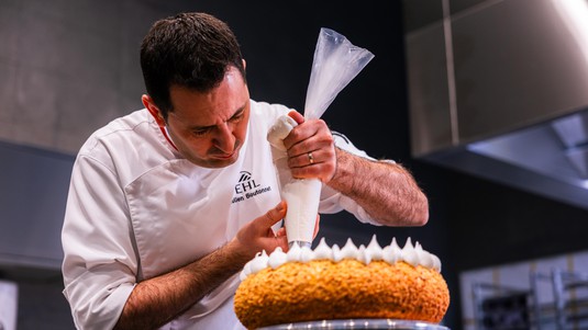 Decorating the cake - 2025 EPFL/Jamani Caillet - CC-BY-SA 4.0