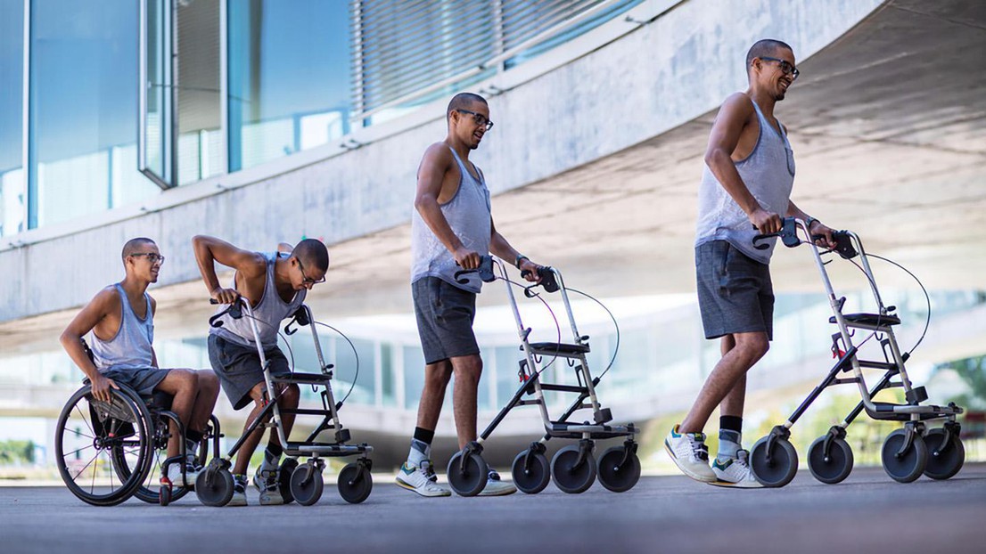 In 2018, David Mzee was able to walk thanks to precise electrical stimulation of his spinal cord via a wireless implant. © EPFL/Jamani Caillet - CC-BY-SA 4.0