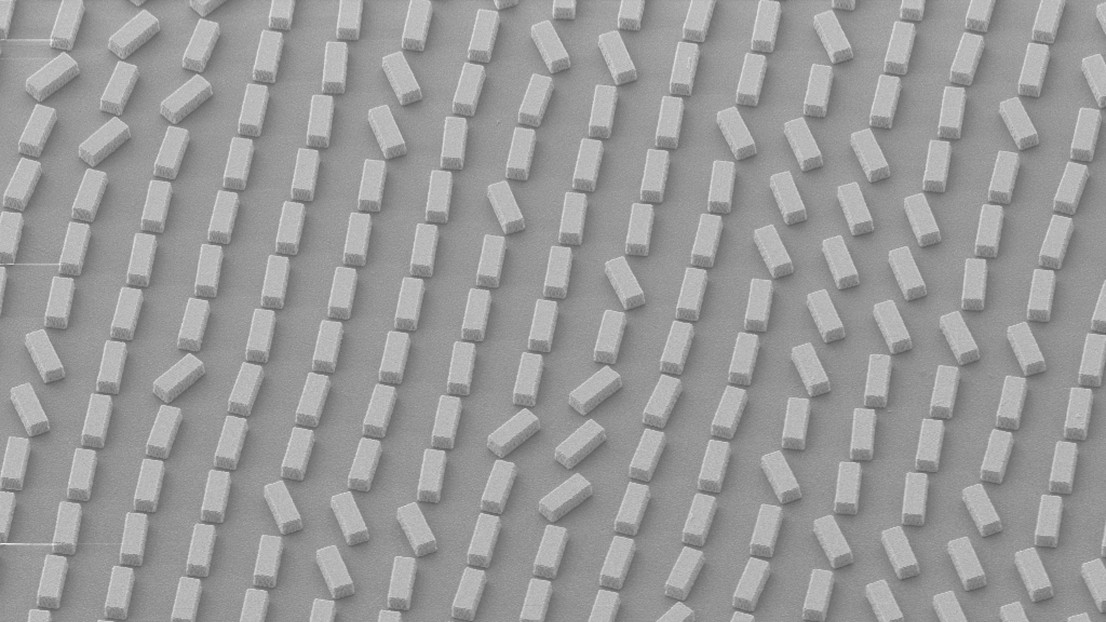 Meta-atoms at varying orientations on a chiral metasurface. 2025 EPFL Bionanophotonic Systems Lab CC BY SA 4.0