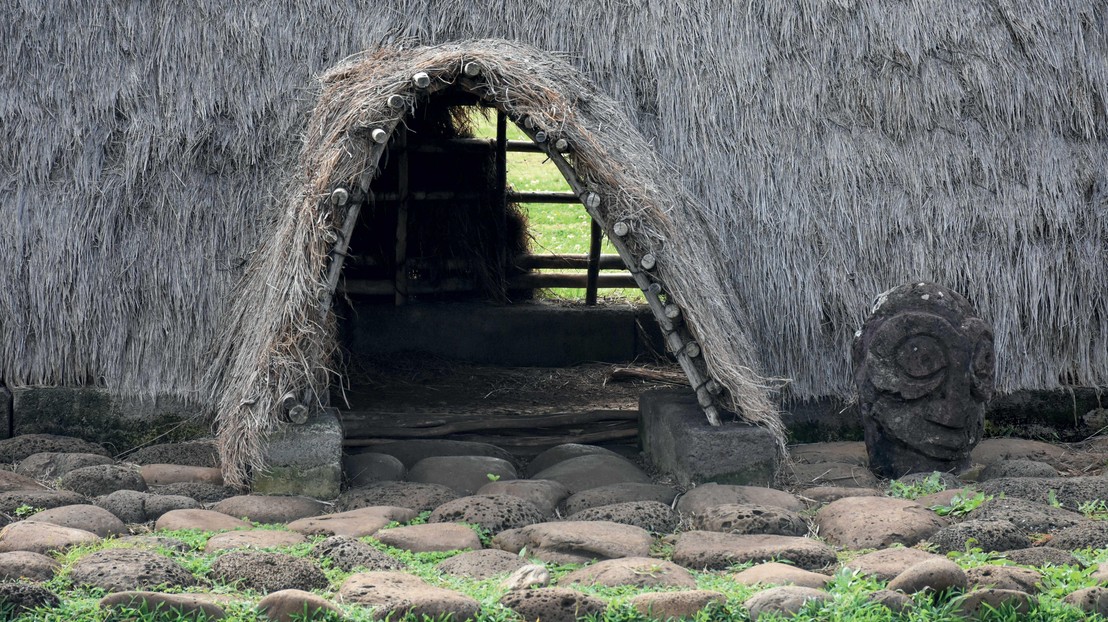 The entryways into hare paenga were delineated with smooth, oval stones. 2024 EPFL/Chloé Joly-Pottuz - CC-BY-SA 4.0