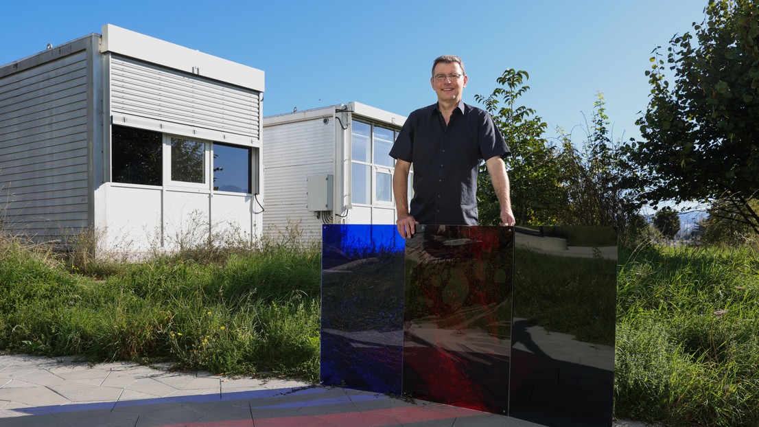 Senior scientist Jan Wienold with the colored filters used during the experiment.  2025 EPFL/Alain Herzog - CC-BY-SA 4.0