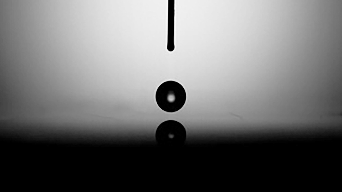 A silicon oil droplet bouncing above a vibrating mica surface. 2025 EMSI LFMI EPFL CC BY SA A silicon oil droplet bouncing above a vibrating mica surface. 2025 EMSI LFMI EPFL CC BY SA