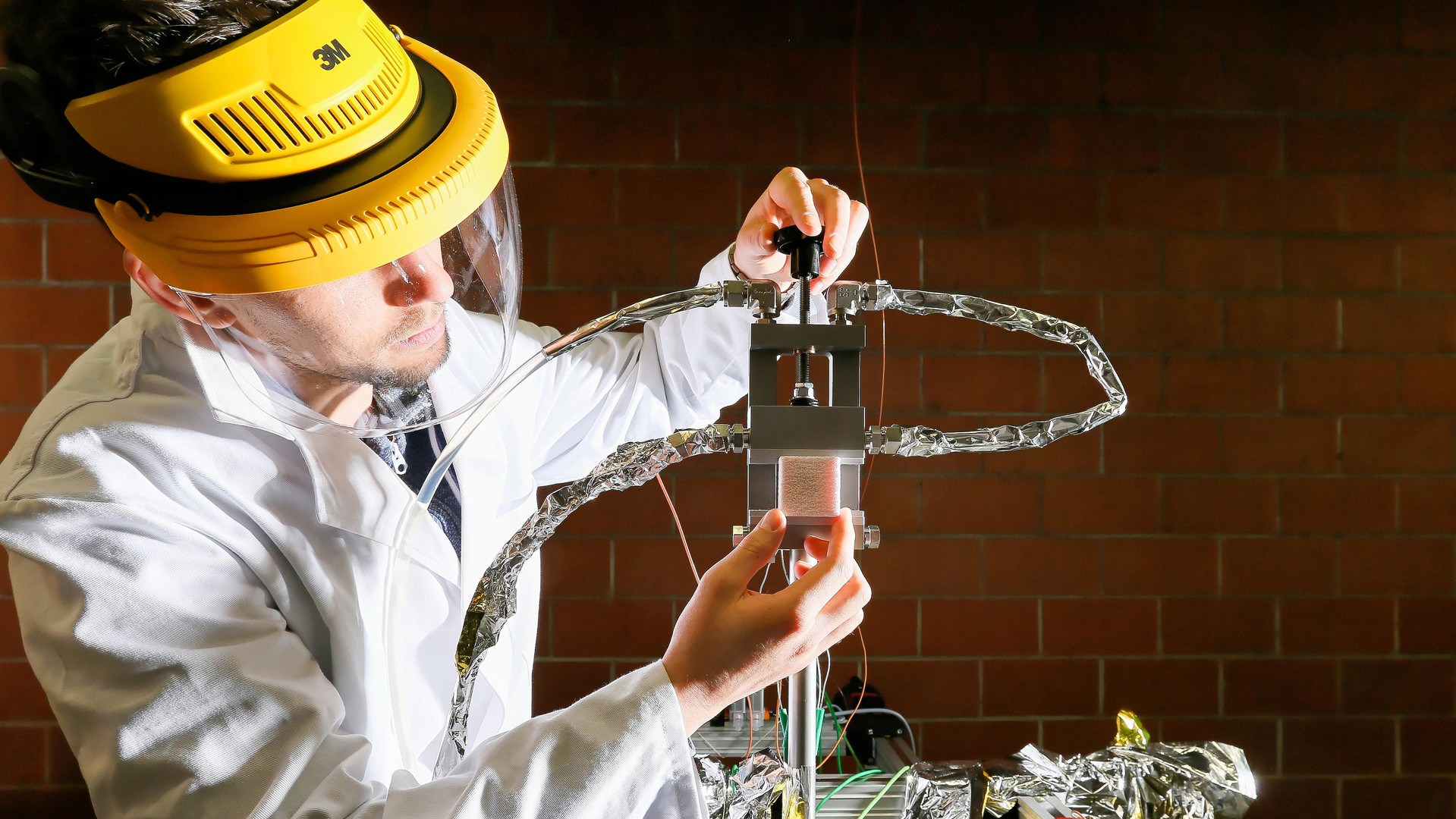 This system can be used to test various materials in extreme conditions © 2016 Alain Herzog