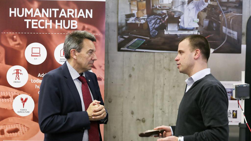 Gregory Huot presents the research to ICRC President, Peter Maurer. © Alain Herzog