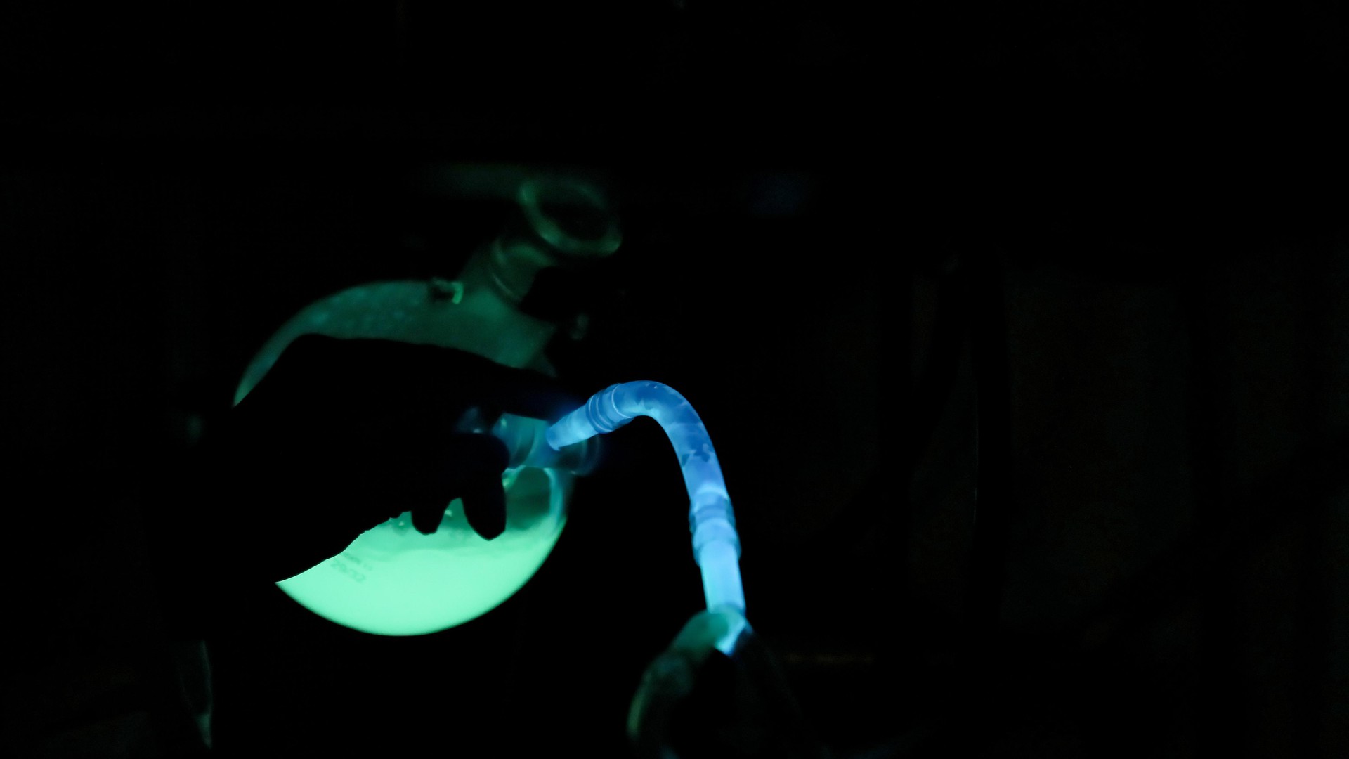 Démonstration en laboratoire lors du stage de chimie et génie chimique. © 2018 EPFL/Aléain Herzog