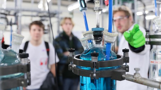 Comparaison de différents types de réacteurs lors du stage de chimie et génie chimique. © 2018 EPFL