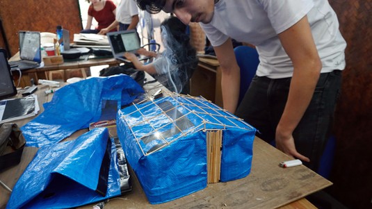 Louis Betin (ecal) tests smoke evacuation on a shelter model © Marius Aeberli