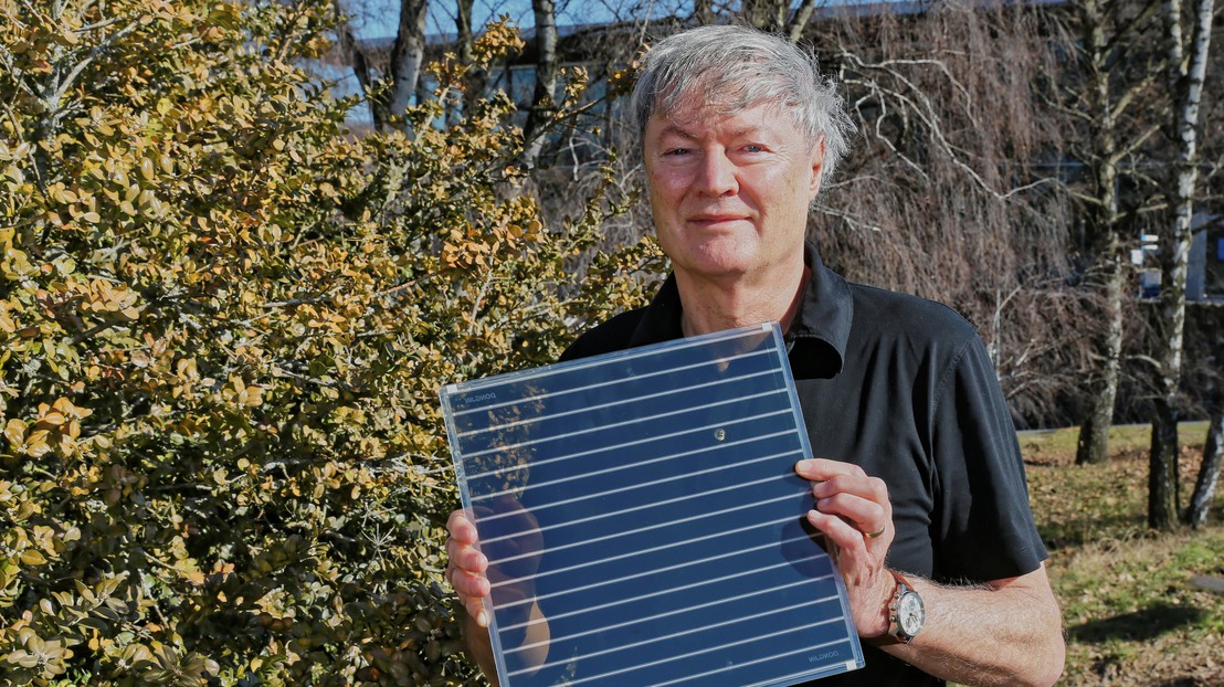 Professor Michael Grätzel holding up a dye-sensitized solar cell. Credit: Alain Herzog/EPFL Professor Michael Grätzel holding up a dye-sensitized solar cell. Credit: Alain Herzog/EPFL