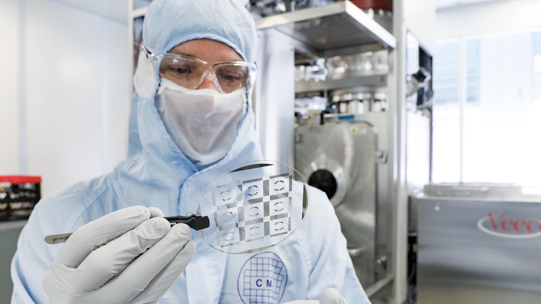 Microchips under inspection at EPFL’s Center of MicroNanoTechnology (CMi) © Alain Herzog/2019 EPFL