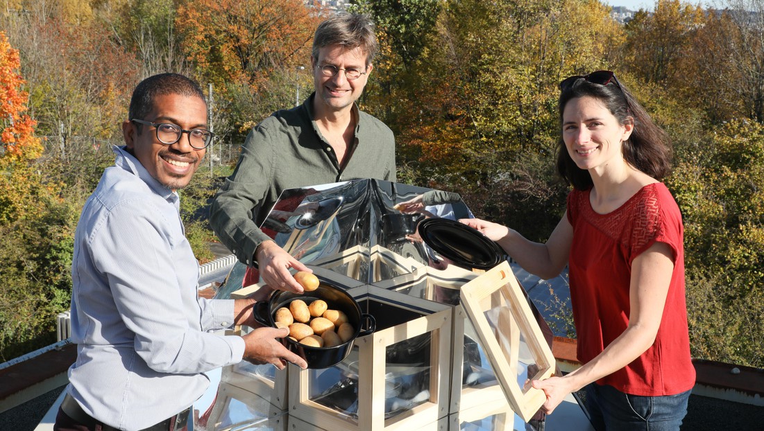 The solar cooker and authors of the study on the roof of their lab. © Alain Herzog / EPFL The solar cooker and authors of the study on the roof of their lab. © Alain Herzog / EPFL