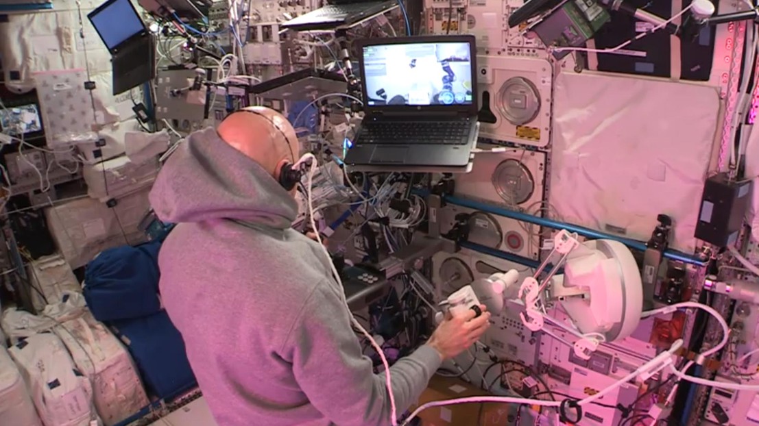 The astronaut Luca Parmitano uses the haptic plateform to control a robot located on earth©2019 ESA The astronaut Luca Parmitano uses the haptic plateform to control a robot located on earth©2019 ESA