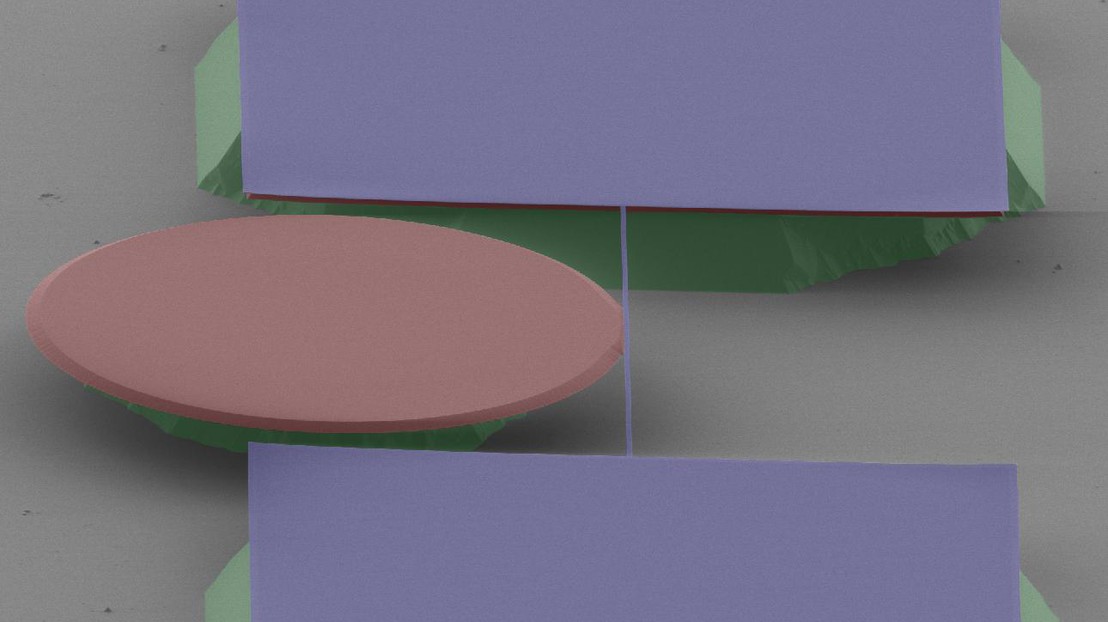The disk and the "cord" interact to allow ultra-sharp measures. The disk and the "cord" interact to allow ultra-sharp measures.