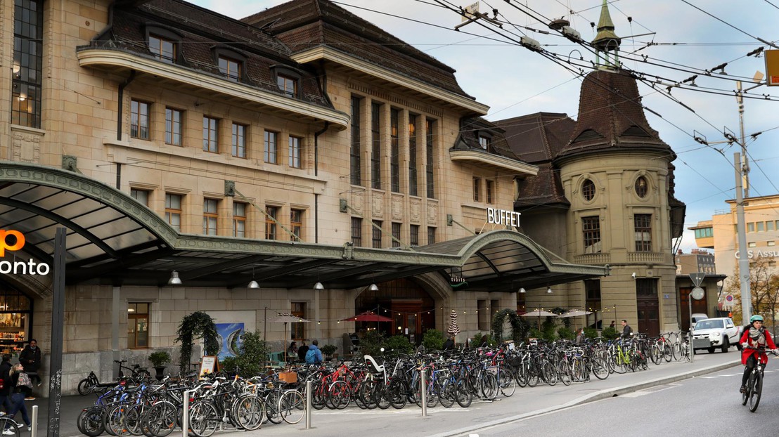 Lausanne's train station has numerous bike parking places. © 2020 R. Carlier Lausanne's train station has numerous bike parking places. © 2020 R. Carlier