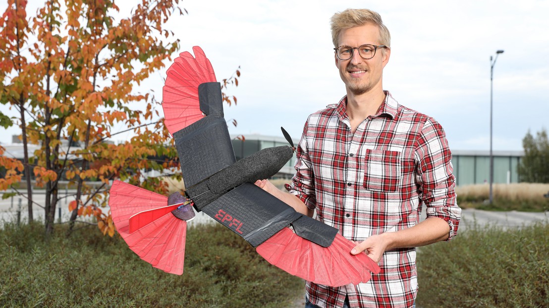 Enrico Ajanic and his drone © 2020 EPFL / Alain Herzog