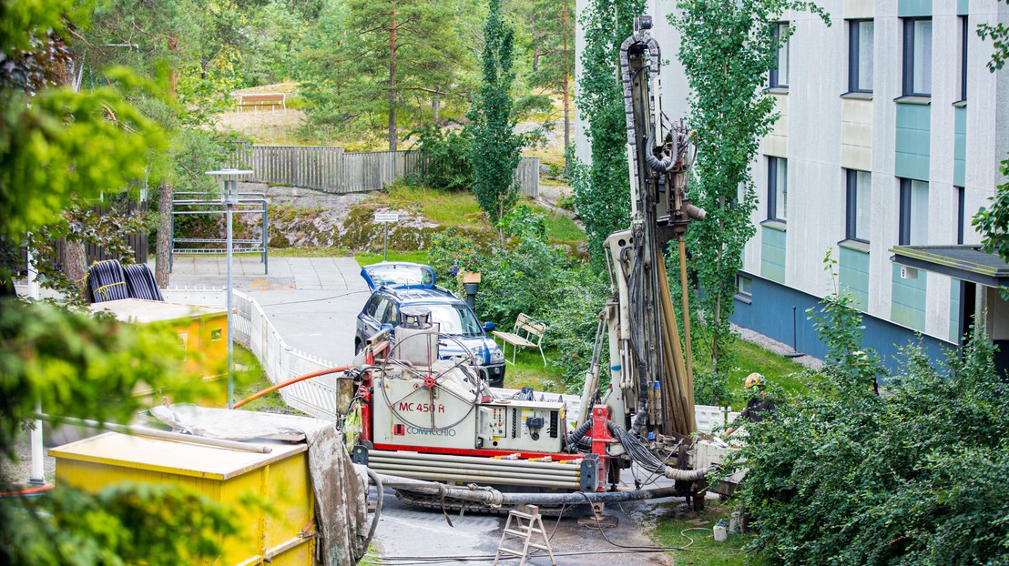 Many of Switzerland's ground-source heat pumps are installed in residential yards at depths of up to 400 meters. © Istock Many of Switzerland's ground-source heat pumps are installed in residential yards at depths of up to 400 meters. © Istock